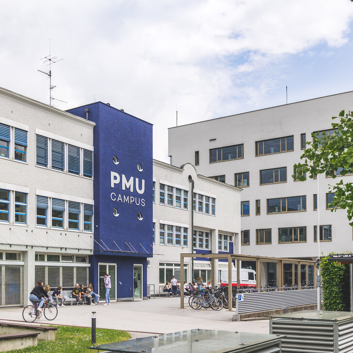 Innenhof des PMU Campus im Sommer, Blick auf Haus C und D