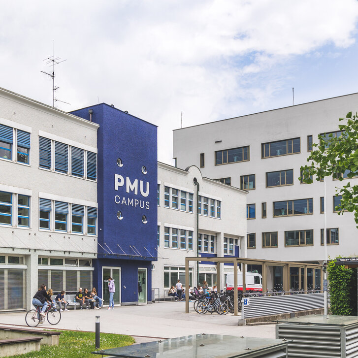 Innenhof des PMU Campus im Sommer, Blick auf Haus C und D