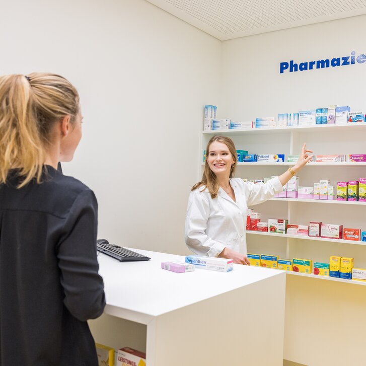 Studierende in der Pharmacy Practice Simulation (Übungsapotheke)