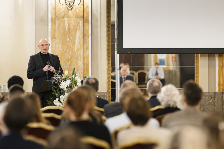 Ein Alumni erzählt von seiner ungewöhnlichen Karriere, dazu regnet es akademische Auszeichnungen: Mit ihrer Akademischen Feier für Humanmedizin hat die Paracelsus Medizinische Privatuniversität (PMU) in Nürnberg ihr Jubiläumsjahr 2024 abgerundet.