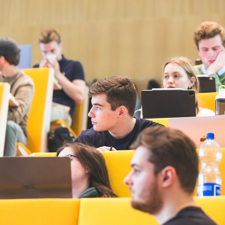 Zentrum für Physiologie_Studierende sitzen im Hörsaal