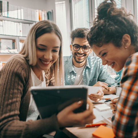 Studierende arbeiten und lernen