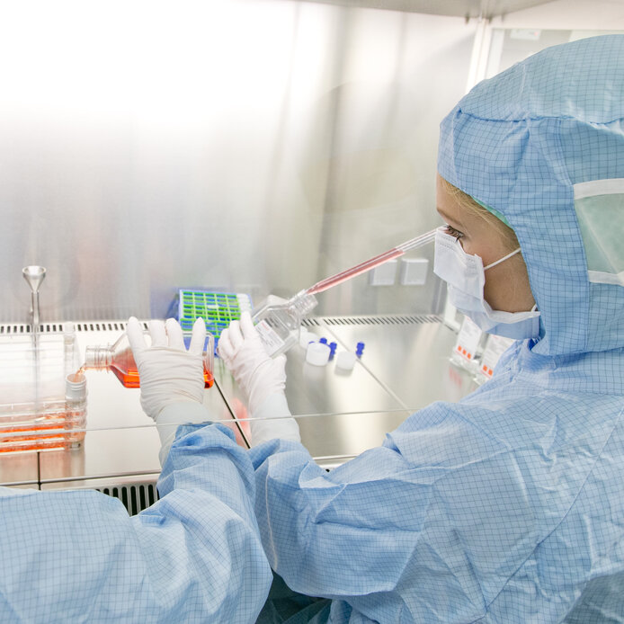 Forscher*innen pipettieren im GMP Labor