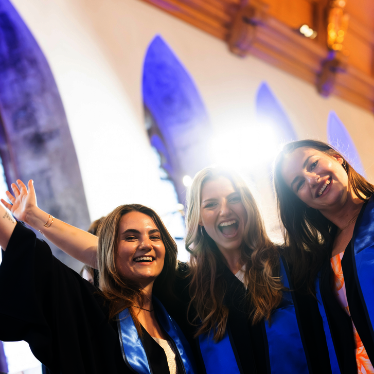 42 neue Ärzt*innen: PMU feiert Graduierung in Nürnberg