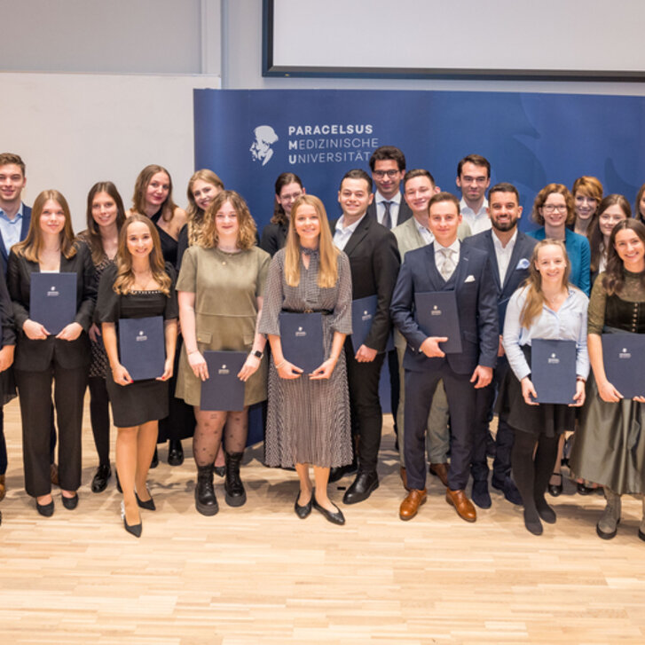 PMU feiert 25 neue Bachelors der Pharmazie