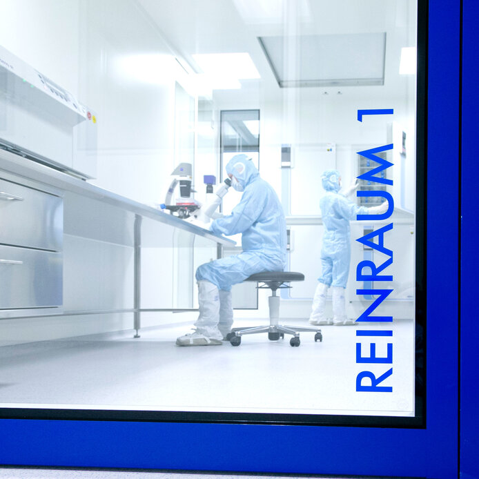 Wissenschaftler*innen arbeiten im Reinlabor der PMU