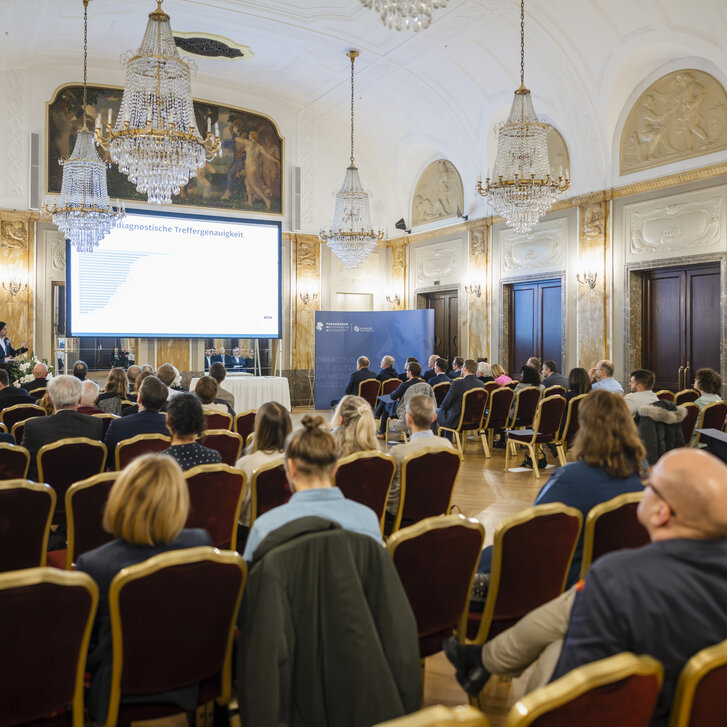 Ein Alumni erzählt von seiner ungewöhnlichen Karriere, dazu regnet es akademische Auszeichnungen: Mit ihrer Akademischen Feier für Humanmedizin hat die Paracelsus Medizinische Privatuniversität (PMU) in Nürnberg ihr Jubiläumsjahr 2024 abgerundet.