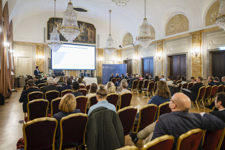 Ein Alumni erzählt von seiner ungewöhnlichen Karriere, dazu regnet es akademische Auszeichnungen: Mit ihrer Akademischen Feier für Humanmedizin hat die Paracelsus Medizinische Privatuniversität (PMU) in Nürnberg ihr Jubiläumsjahr 2024 abgerundet.