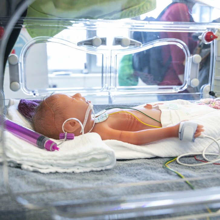 Baby Simulationroboter im Simulationszentrum
