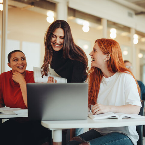 Studierende lernen in der Bibliothek