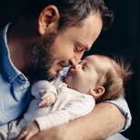 Vater mit Baby