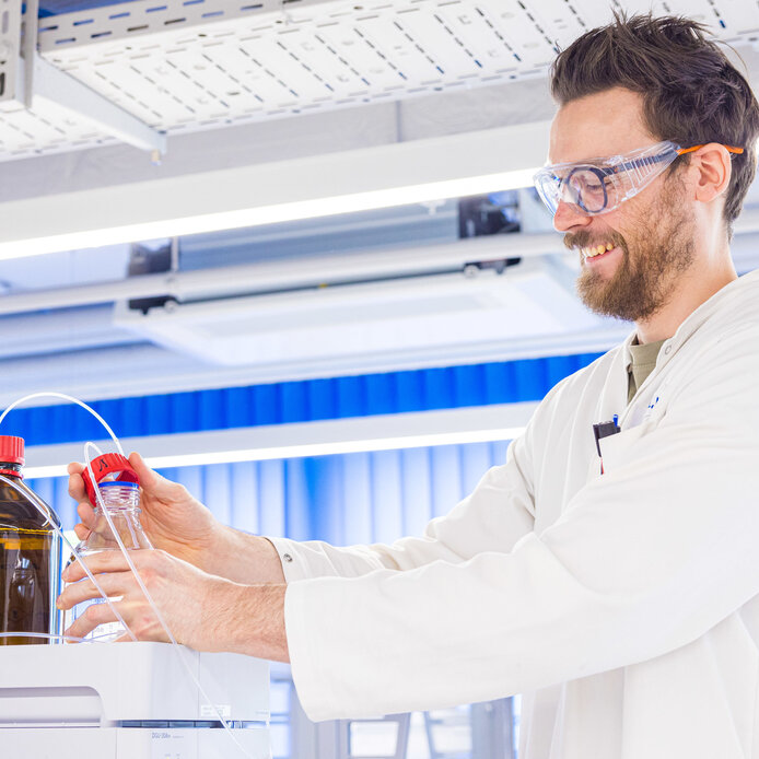 Pharmaziestudent macht Laborarbeiten an der PMU