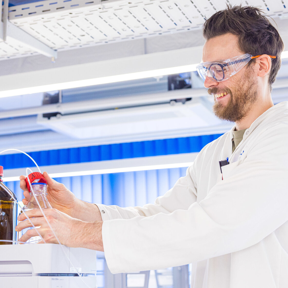 Pharmaziestudent macht Laborarbeiten an der PMU