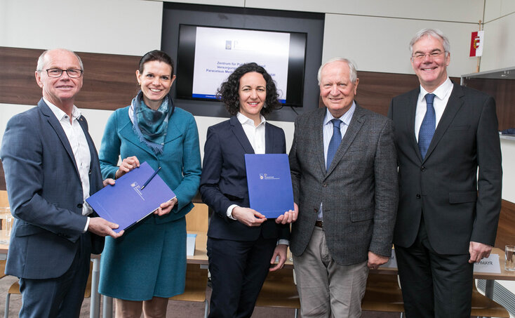 Landeshauptmann-Stellvertreter Christian Stöckl, Prof. Johanna Pachmayr, Prof. Maria Flamm, Rektor Herbert Resch und Prof. Jürgen Osterbrink (von links) 