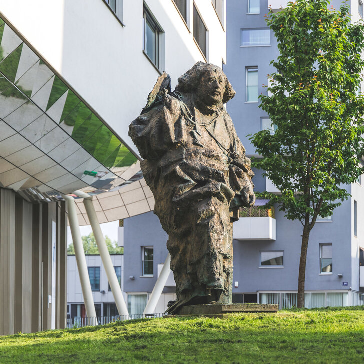 Paracelsus Statue am PMU-Campus Statue des Paracelsus am PMU-Campus im Sommer