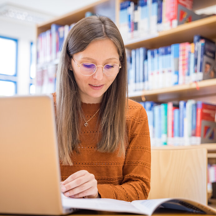 Studierende lernt in der Bibliothek