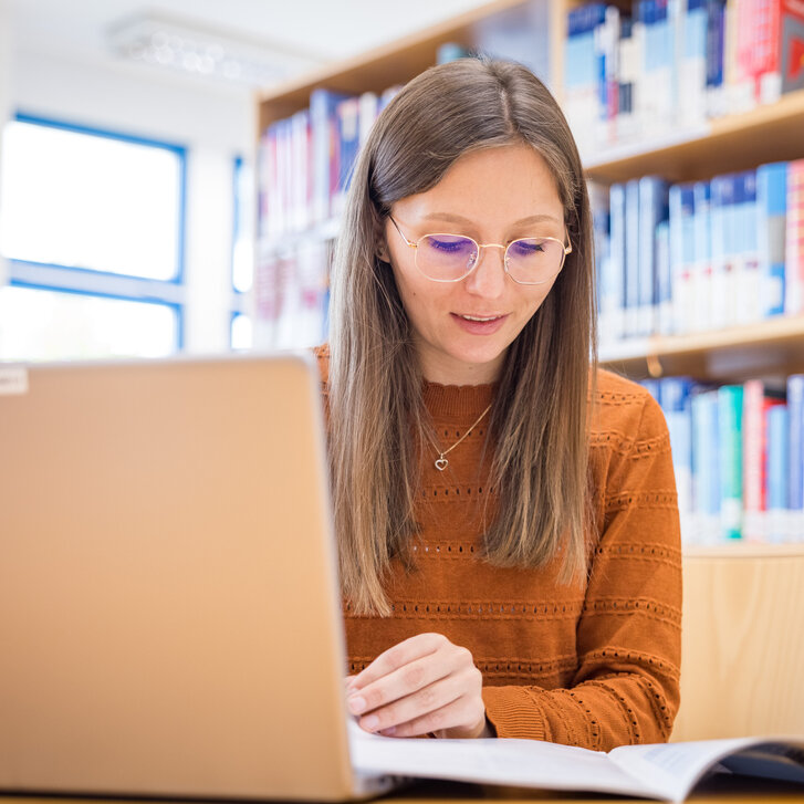 Studierende lernt in der Bibliothek
