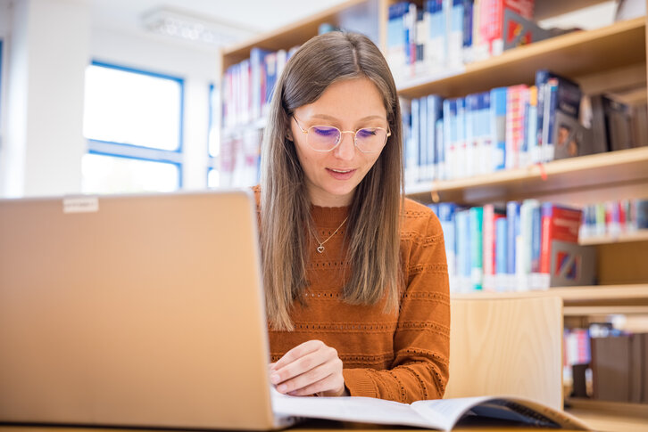 Studierende lernt in der Bibliothek