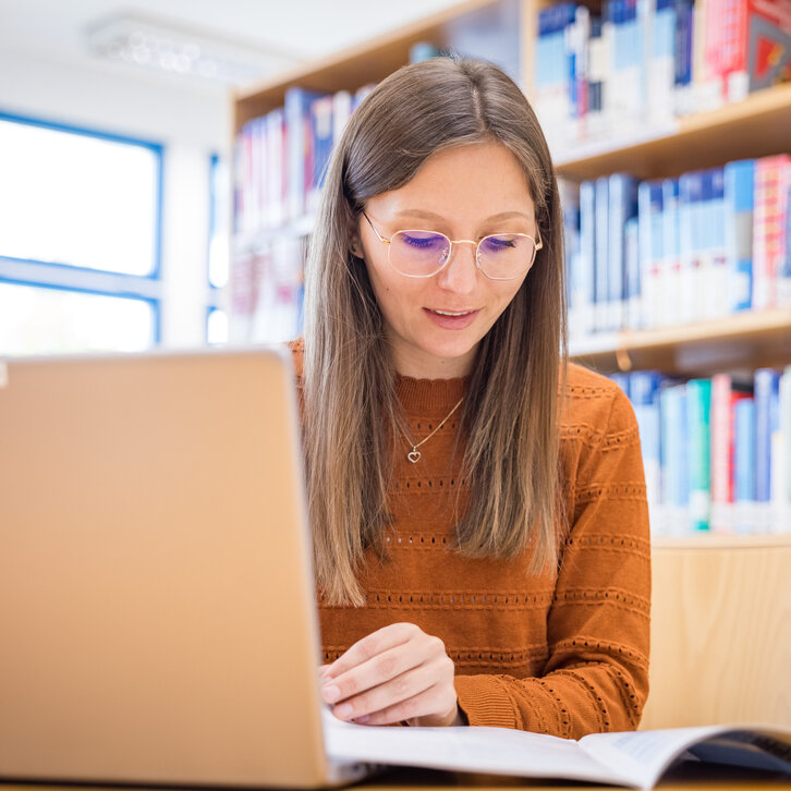 Studierende lernt in der Bibliothek