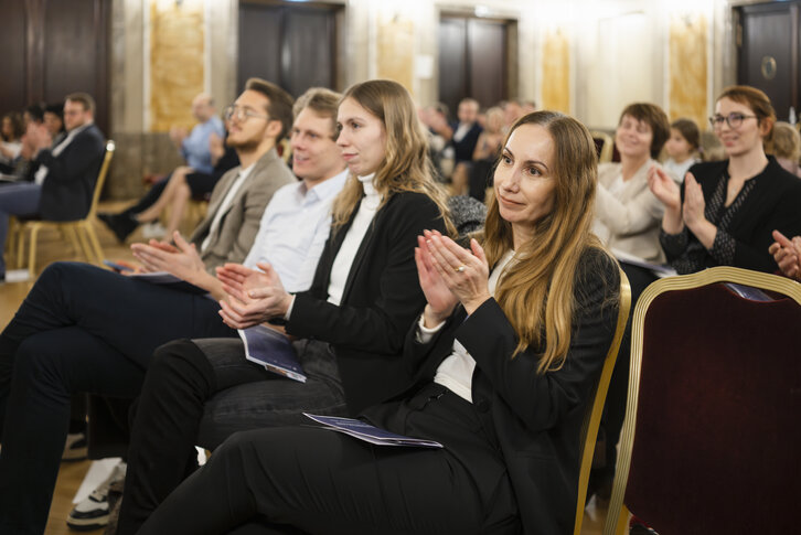 Ein Alumni erzählt von seiner ungewöhnlichen Karriere, dazu regnet es akademische Auszeichnungen: Mit ihrer Akademischen Feier für Humanmedizin hat die Paracelsus Medizinische Privatuniversität (PMU) in Nürnberg ihr Jubiläumsjahr 2024 abgerundet.
