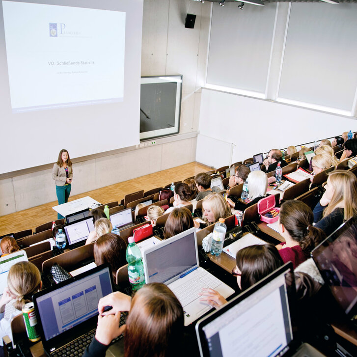 Vorlesung an der PMU