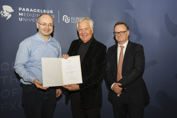 Ein Alumni erzählt von seiner ungewöhnlichen Karriere, dazu regnet es akademische Auszeichnungen: Mit ihrer Akademischen Feier für Humanmedizin hat die Paracelsus Medizinische Privatuniversität (PMU) in Nürnberg ihr Jubiläumsjahr 2024 abgerundet.