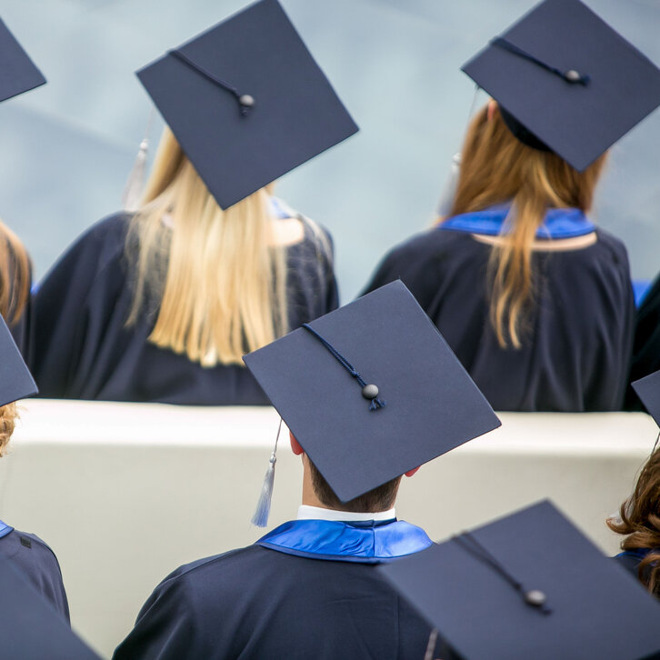 PMU Absolvent:innen mit Doktorhüten