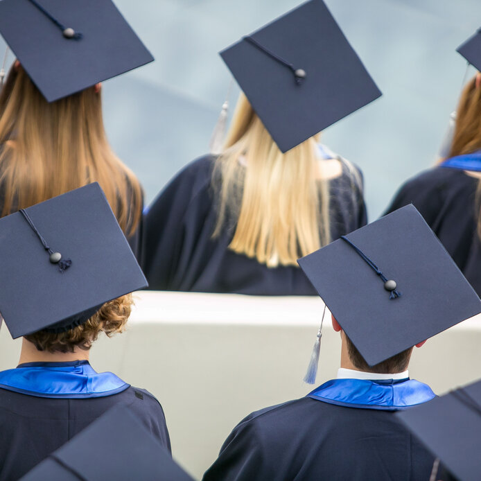 PMU Absolvent:innen mit Doktorhüten