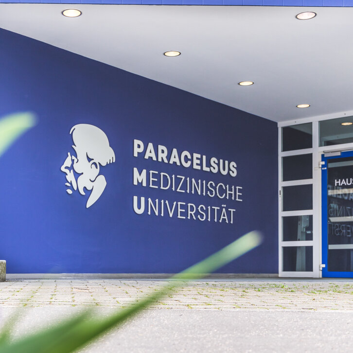 Eingangsbereich mit PMU-Logo, Haus B