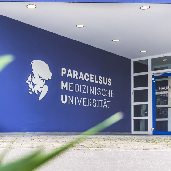 Eingangsbereich mit PMU-Logo, Haus B