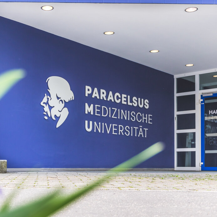 Eingangsbereich mit PMU-Logo, Haus B