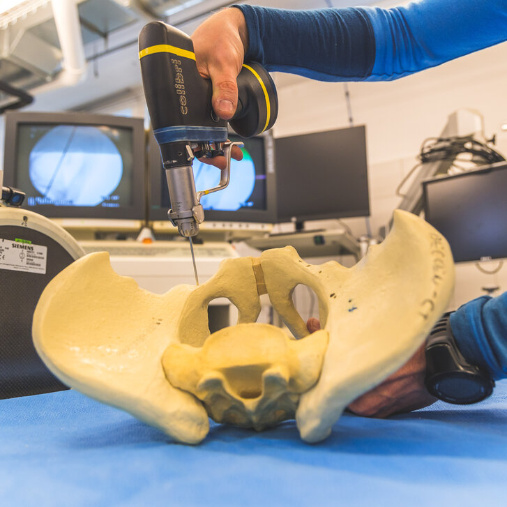C-Arm, OP-Powertool, Kunststoffknochen