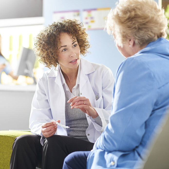 Krankenpflegerin berät Patientin. Master Pflegewissenschaft 