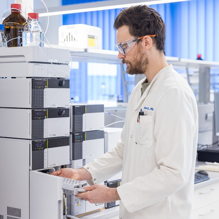 Entnahme eines Proben-Racks aus einer HPLC