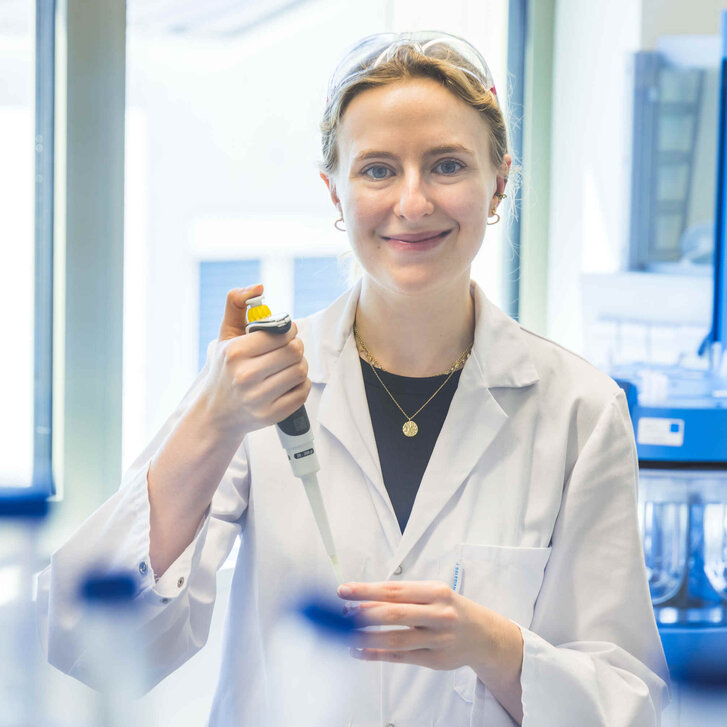 Junge Frau beim Pharmazie Studium an der PMU in Salzburg mit Praxis im Labor